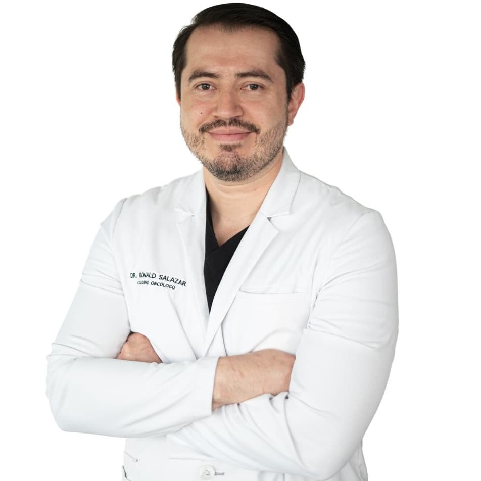 Dr Ronald Salazar especialista en oncologia
